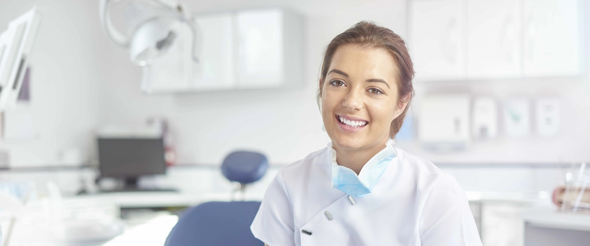 What are the four qualities of an efficient dental assistant?